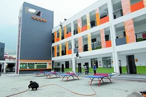 2011年5月5日，映秀小学教学楼已投入使用。工人在处理最后细节。