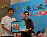 开心大使吴君如和上海麦麦义工团团长，上海麦当劳总经理吴辉