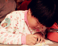 天津的小朋友在写爱心小手掌
