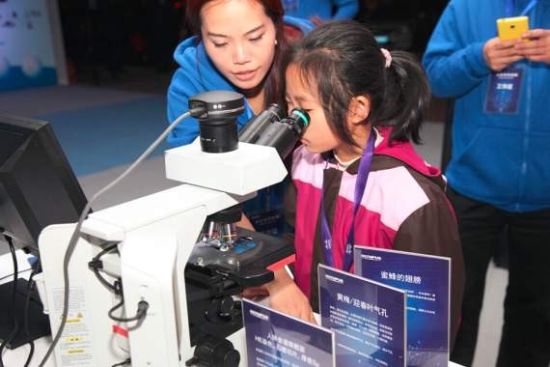 小朋友使用全电动智能显微镜BX43进行标本观察