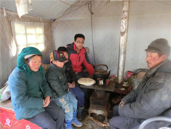 2013年12月，刘洋在甘肃岷县地震灾区家访