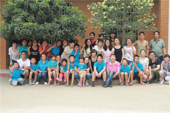 2013年6月，刘洋在西安周至聋哑学校做志愿者