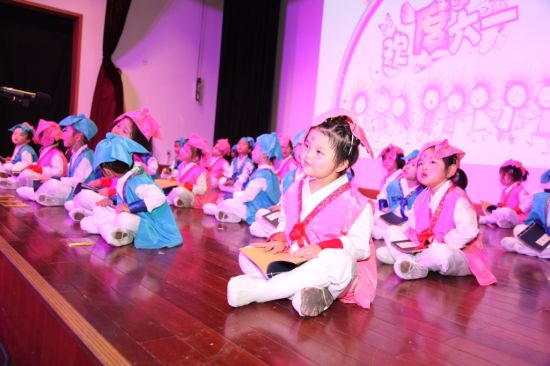 中国聋儿康复研究中心孩子与家长共庆六一