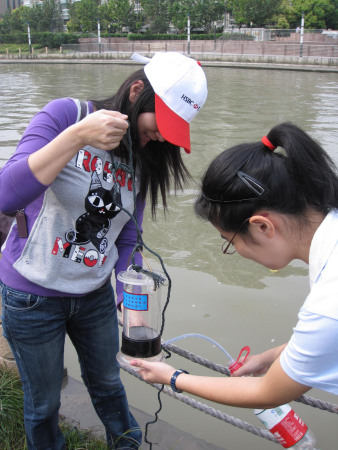 志愿者携手上海中学生考察苏州河水质