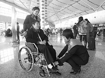 山西:机场新服务 志愿者帮助残障人士登机