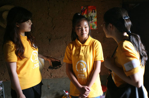 欧莱雅中国的志愿者们看望并鼓励“欧莱雅扬帆班”郑琪颖同学