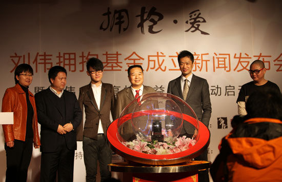 断臂钢琴师刘伟成立公益基金 帮助孤残儿童