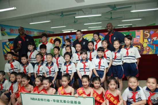 华谊携手NBA为打工子弟建影院 明星甘当志愿