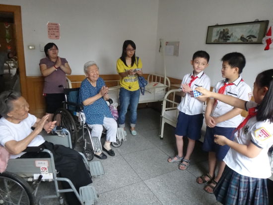鹤童老年福利协会举办暑期敬老行活动
