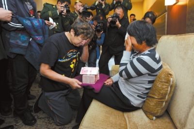 慈善家李春平向北京消防烈士家属下跪并捐款