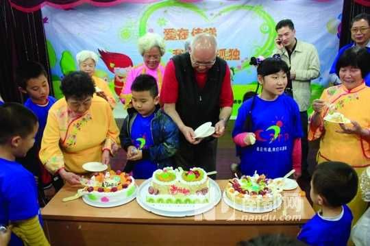 图文:广州孤独症儿童去敬老院献爱心