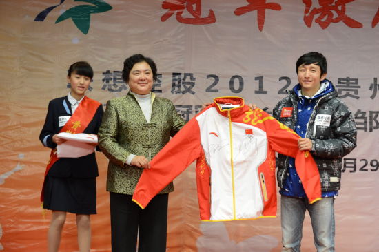 奥运冠军邹市明向都匀二中赠送签名领奖服